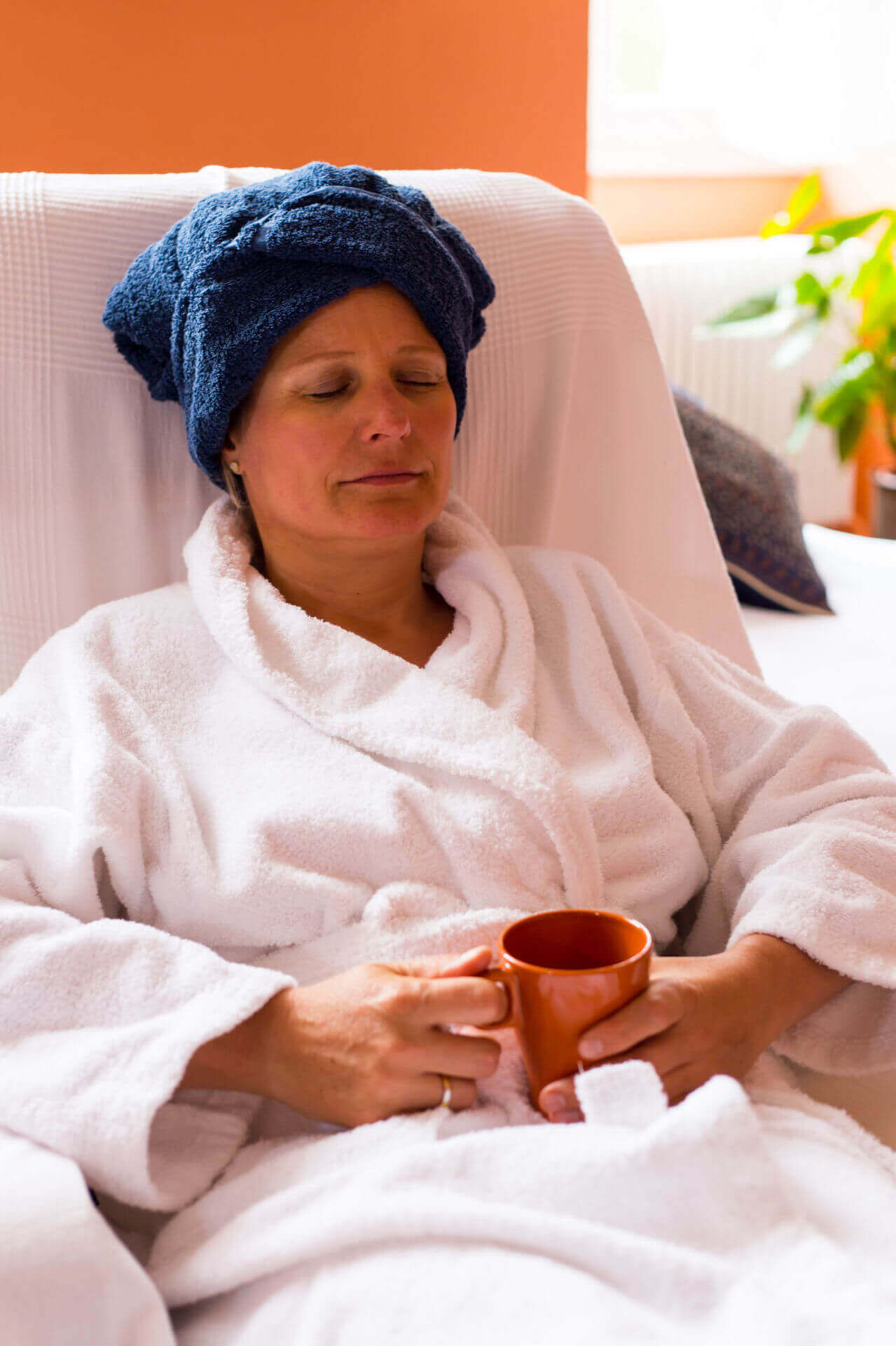 Entspannung im Ruheraum mit einer Tasse Ayurveda Tee