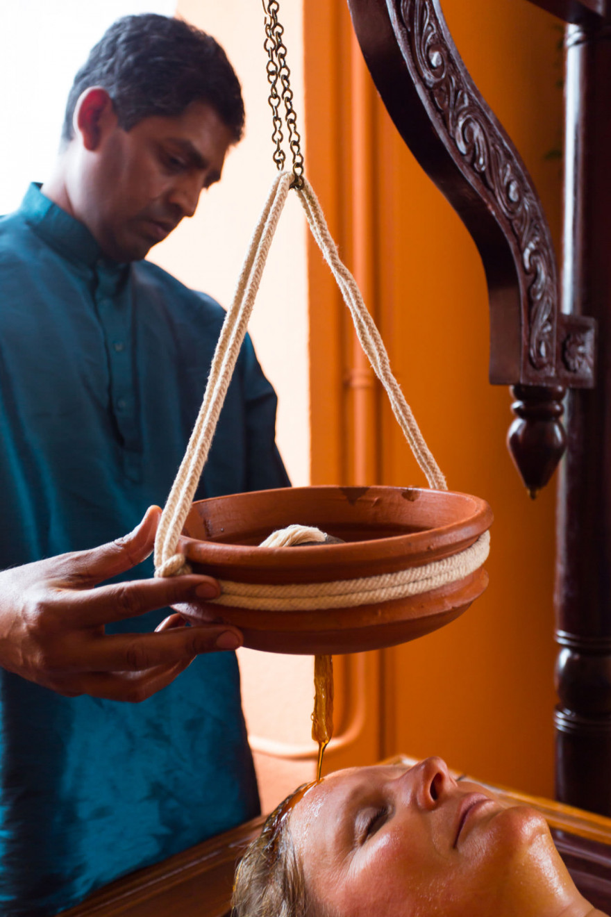 Ayurveda Behandlung mit Stirn-Ölguss
